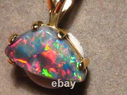 1.7 ct. Black Opal Pendant - 18 k Yellow Gold Blood Red color