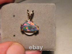 1.7 ct. Black Opal Pendant - 18 k Yellow Gold Blood Red color